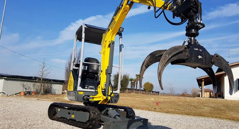 18 q.li con pinza forestale, utilizzato per movimentazione tronchi e ramaglie; importante anche l'inserimento del tronco nel cippatore.