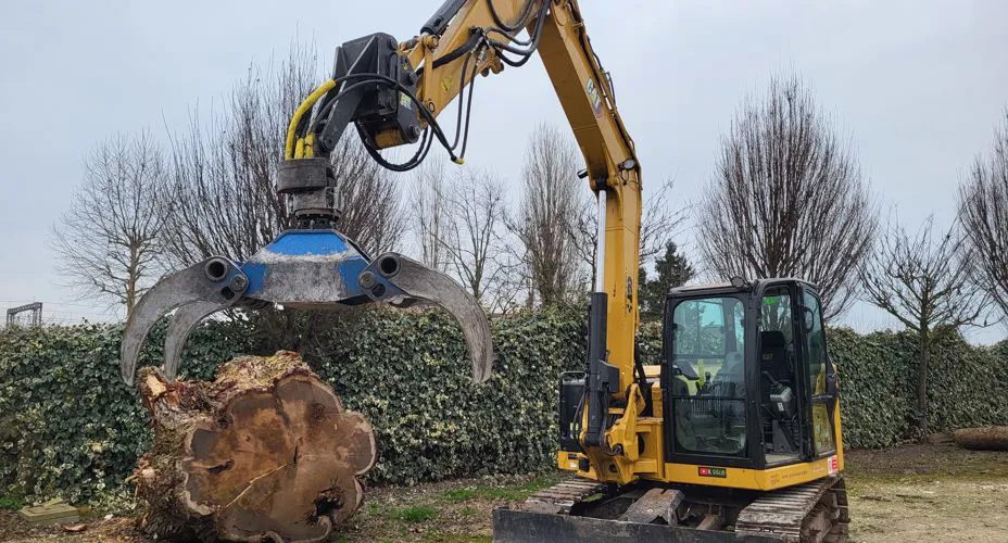 Escavatore 90 q.li con pinza forestale, utilizzato per movimentazione tronchi e ramaglie; importante anche per l'inserimento del tronco nel cippatore.
