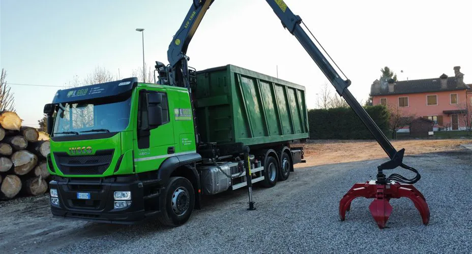 scarrabile completo di gru con polipo (si allunga fino a 9,60 mt); utilizzato per la raccolta di ramaglie, tronchi e trasporto materiale di risulta.